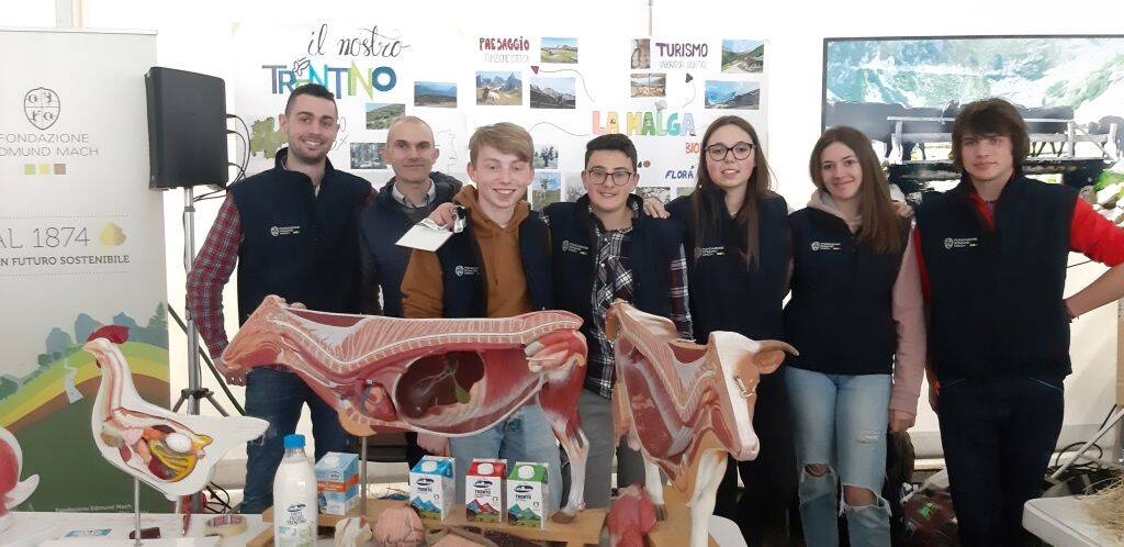 Immagine: Studenti FEM al polo zootecnico