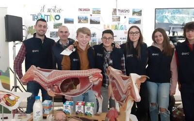Immagine: Studenti FEM al polo zootecnico